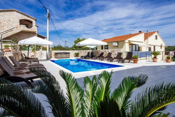 Villa Cortes - Mali Iž